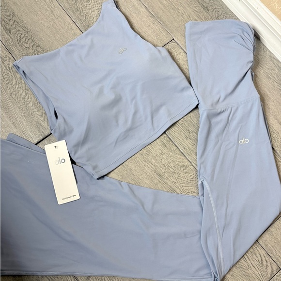 Alo Yoga Alosoft High-Waist Flare Legging+Crop Tank Set in Powder Blue Dove Gray - Picture 3 of 3